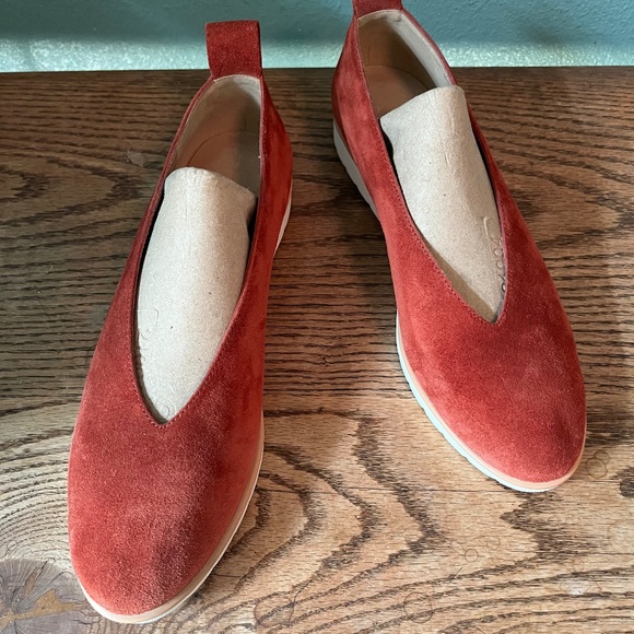 Eileen Fisher Sport Suede Slip On Shoes Demi Wedge Brick Color Size 7 NWOT - Picture 1 of 4